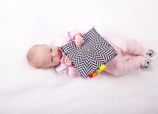 Jak nie powinno się trzymać niemowlaka?