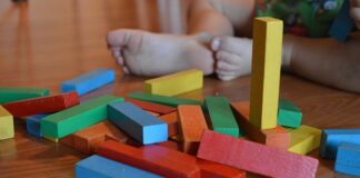 Na czym polega metoda Montessori wady i zalety?